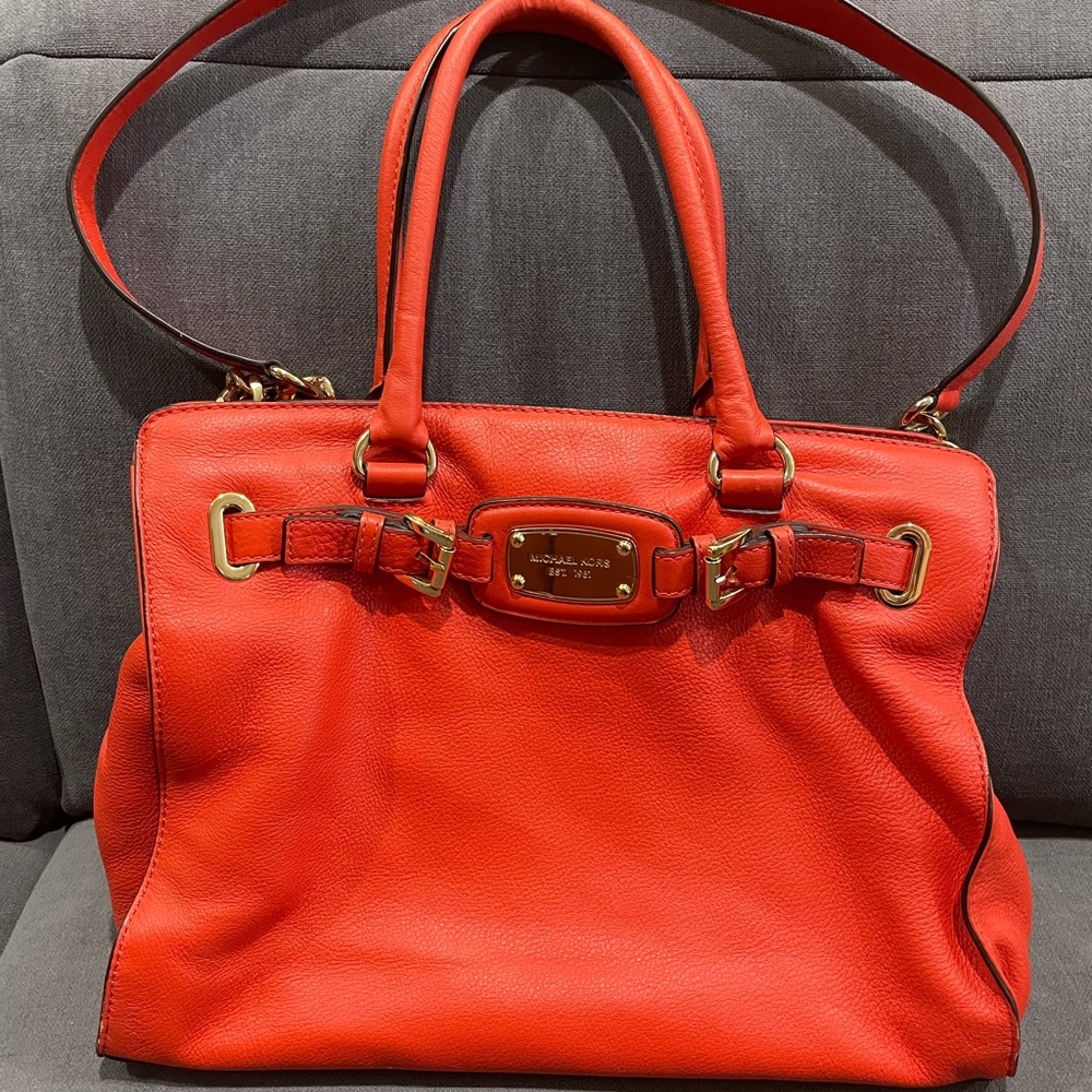 MICHAEL KORS
Hamilton East West Large Tote Red